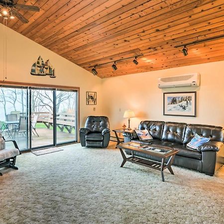 Lake-View Home Deck, Grill And Fire Pit In Brocton Exterior foto