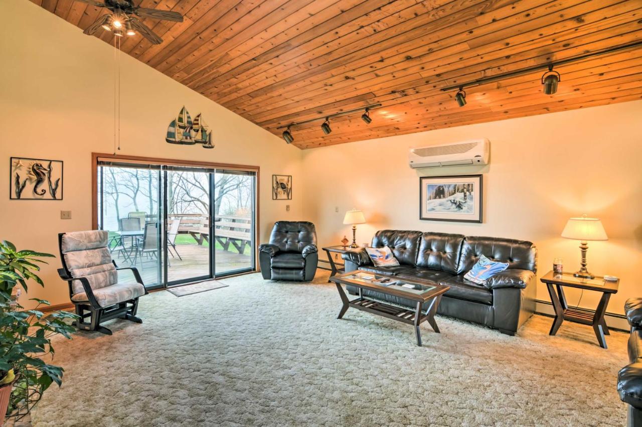 Lake-View Home Deck, Grill And Fire Pit In Brocton Exterior foto