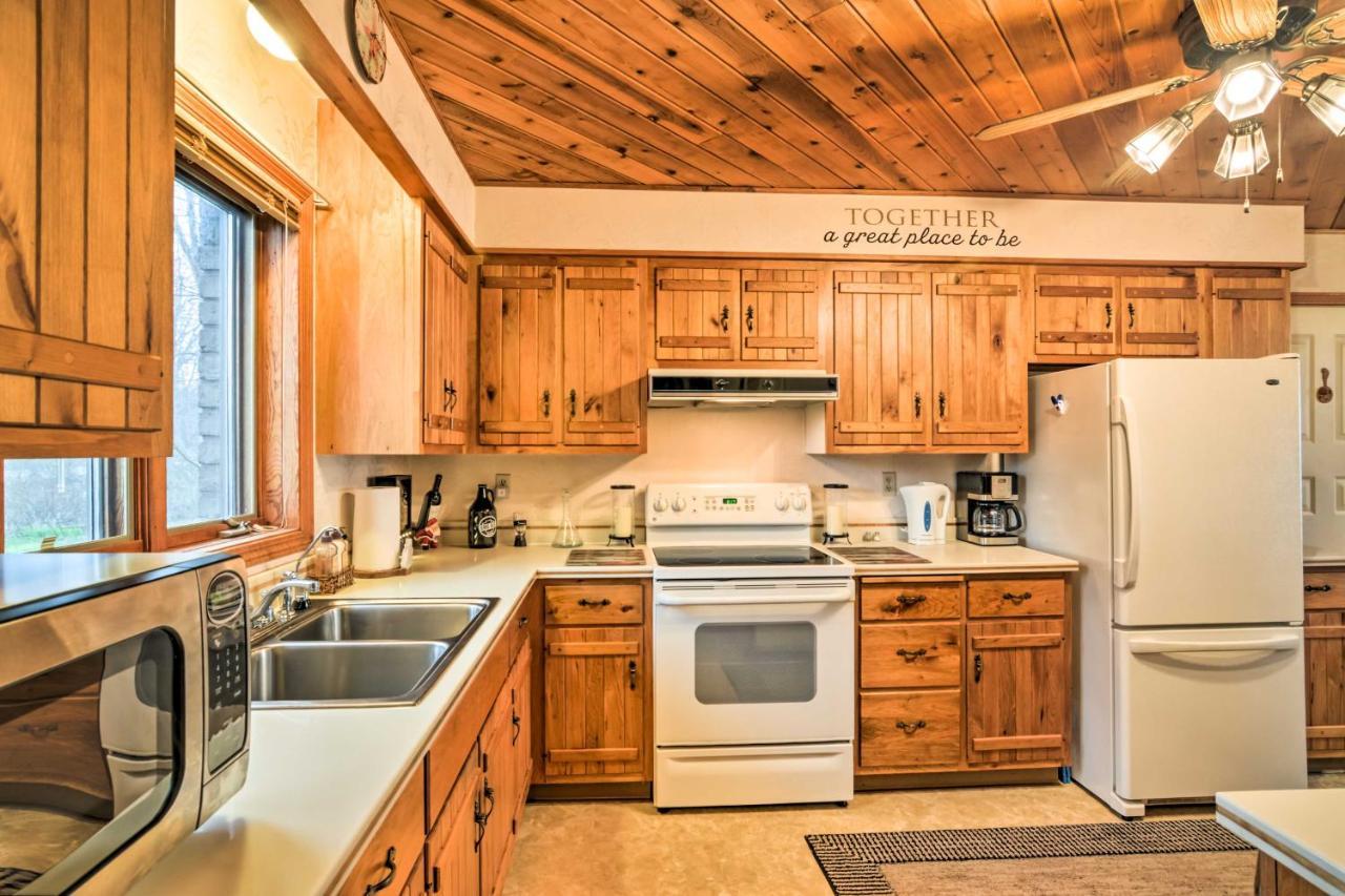 Lake-View Home Deck, Grill And Fire Pit In Brocton Exterior foto