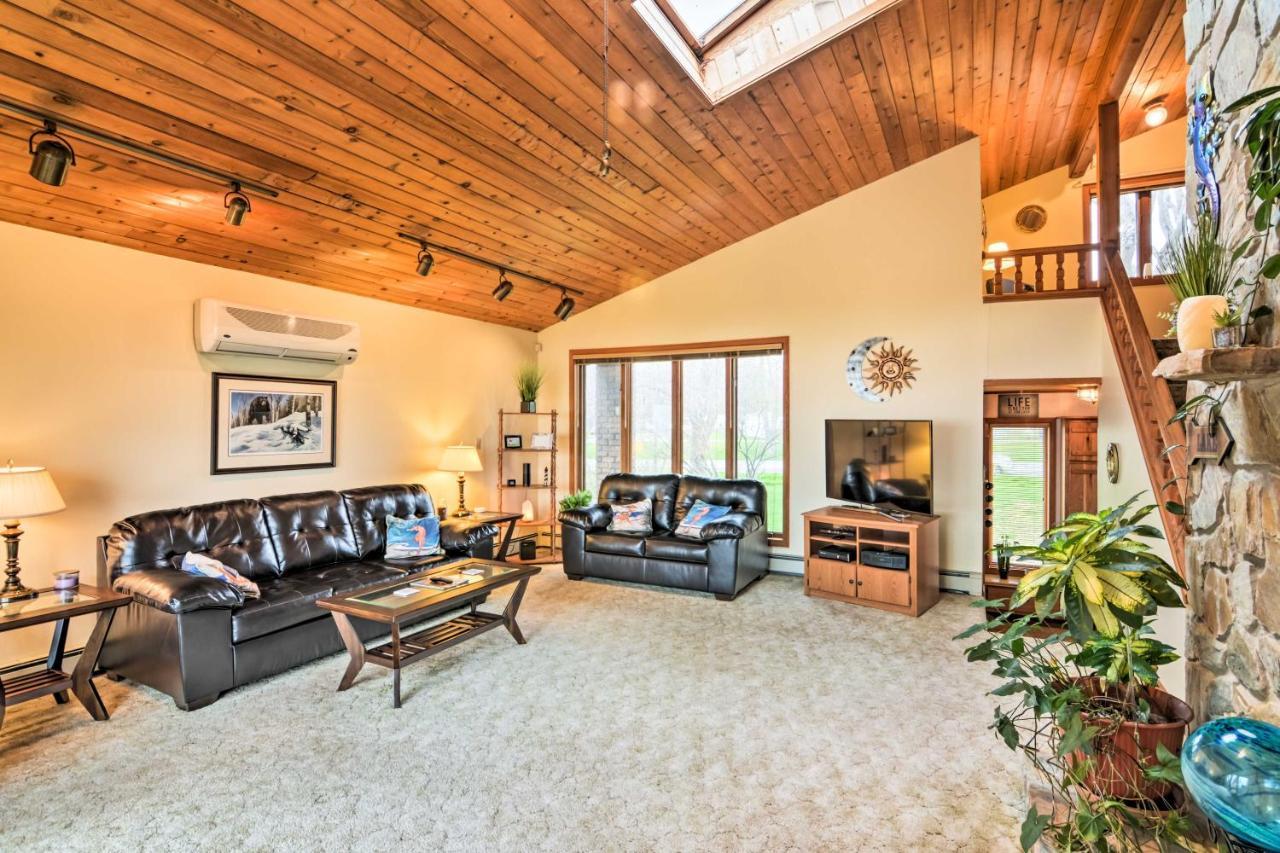 Lake-View Home Deck, Grill And Fire Pit In Brocton Exterior foto