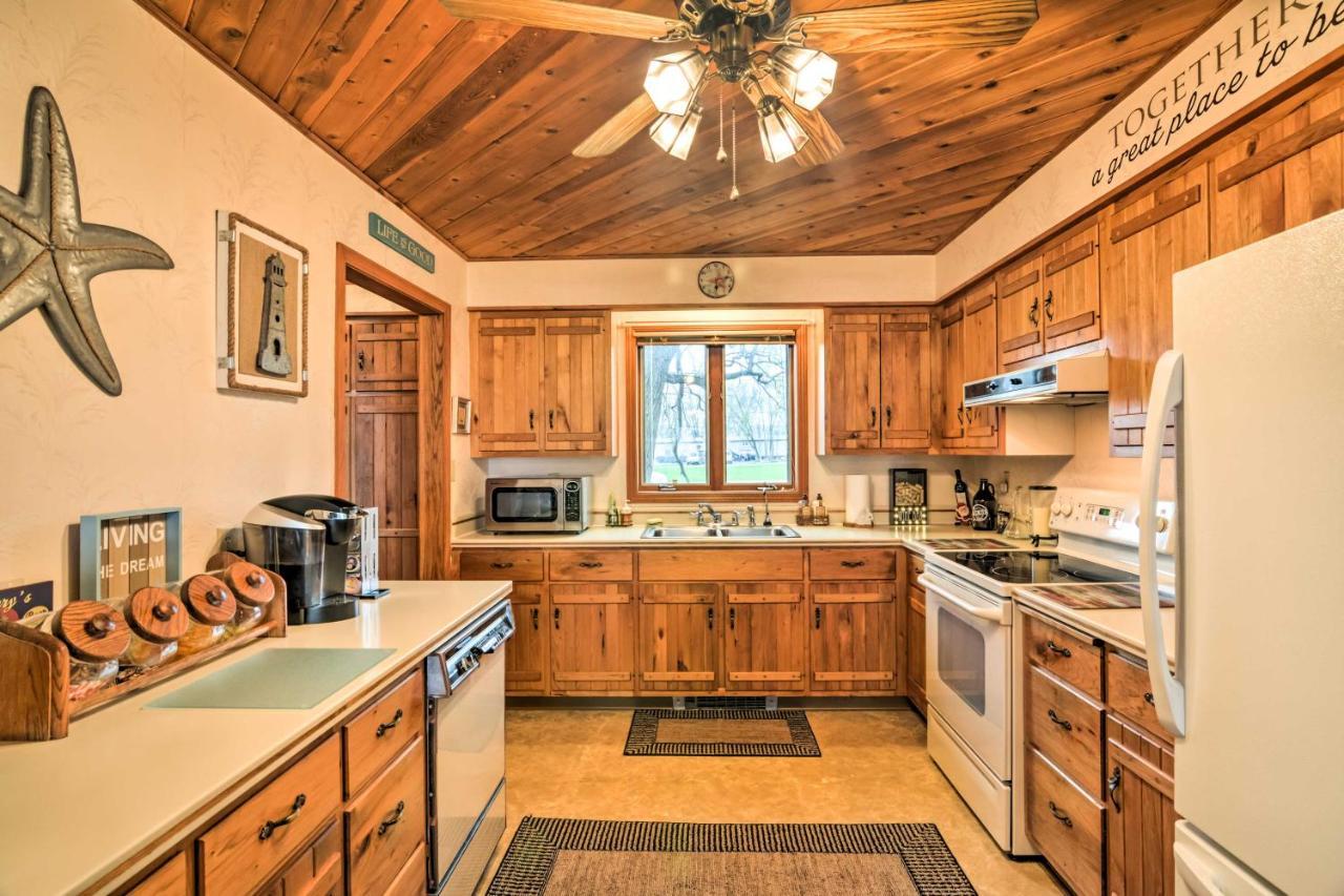 Lake-View Home Deck, Grill And Fire Pit In Brocton Exterior foto