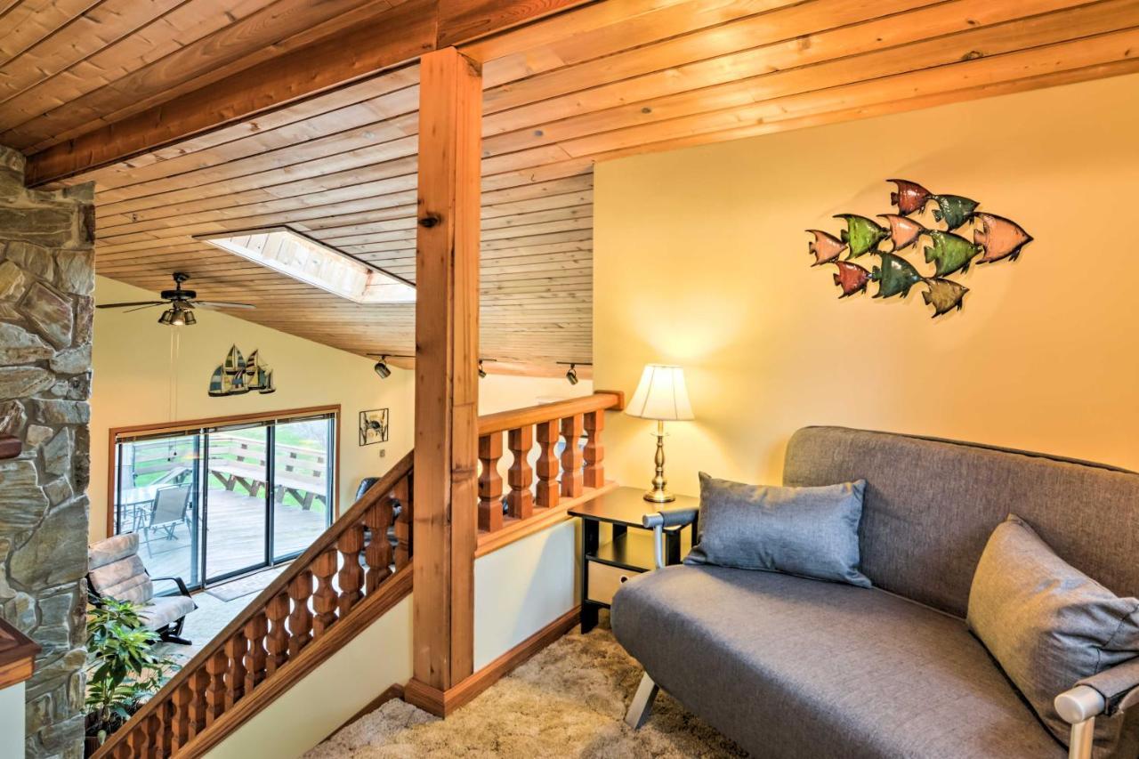 Lake-View Home Deck, Grill And Fire Pit In Brocton Exterior foto
